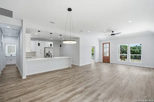 3 bed, 2.0 bath, 1549 sqft, $2,300 — Photo 4