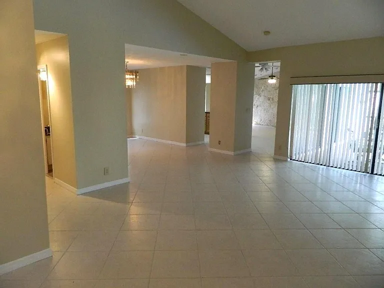 4002 NW 73rd Ave — Photo 2