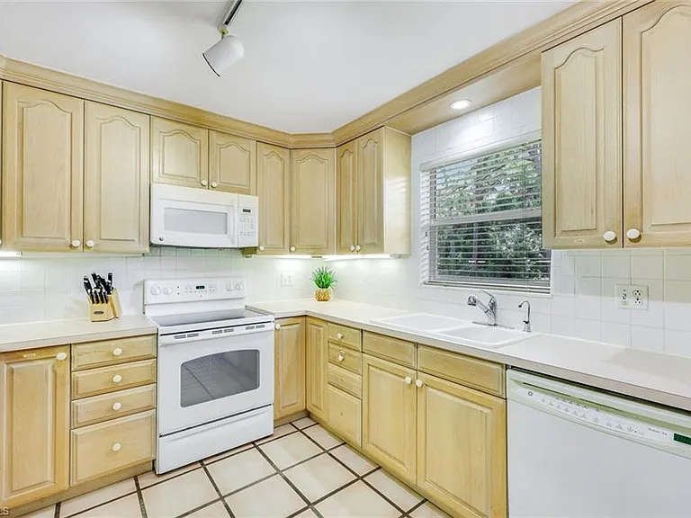 131 Cajeput Dr — Photo 10
