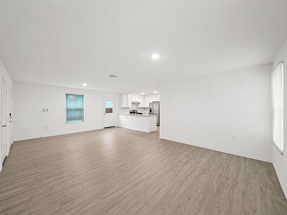 4th image of 4550 Zoe Pass