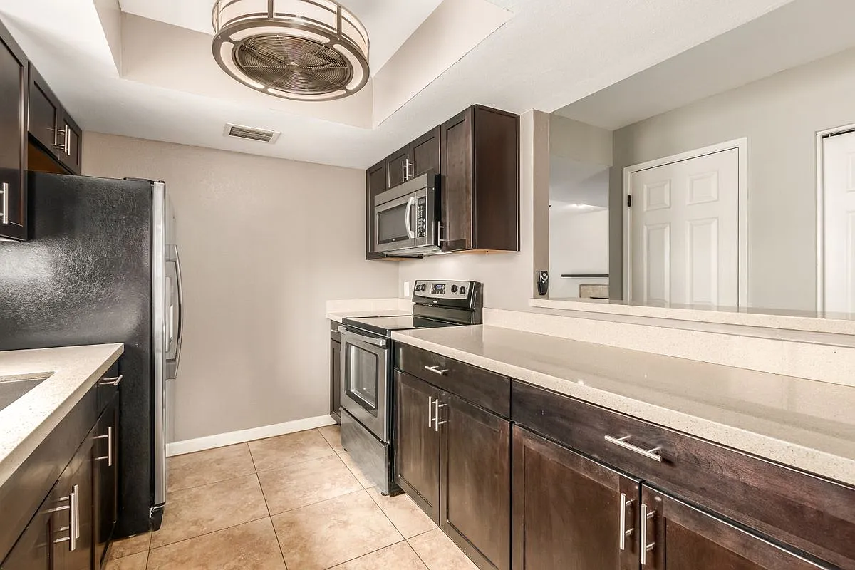 Building Photo - 850 S River Dr #1089