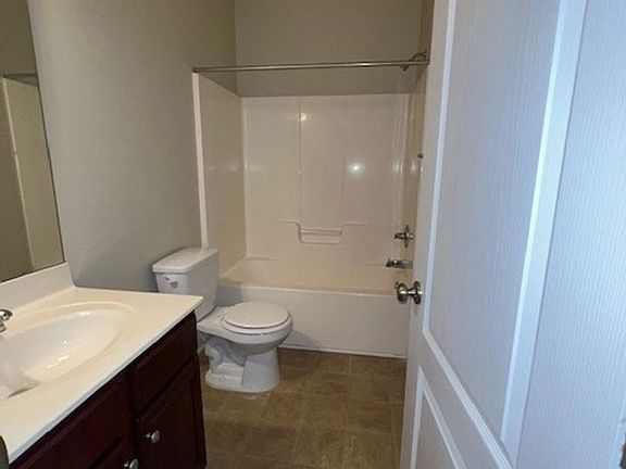3rd image of 3520 Castlefield Ln