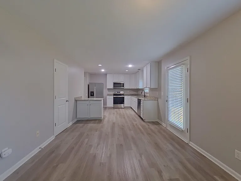 241 Saskatoon Dr — Photo 4