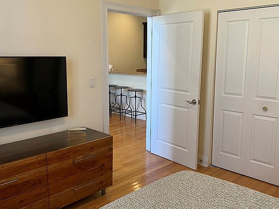 4th image of 918 W Belmont Ave APT 308