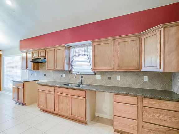 4th image of 15635 Thornbrook Dr