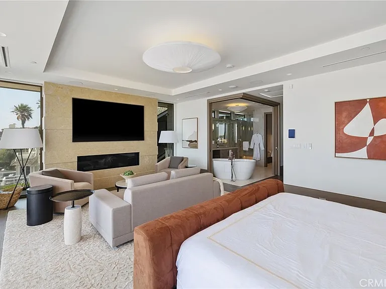 716 The Strand — Photo 37