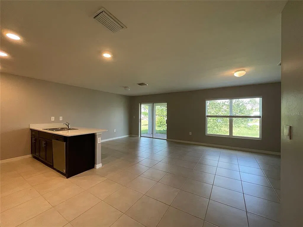 4 bed, 2.0 bath, 1504 sqft, $2,095 — Photo 4