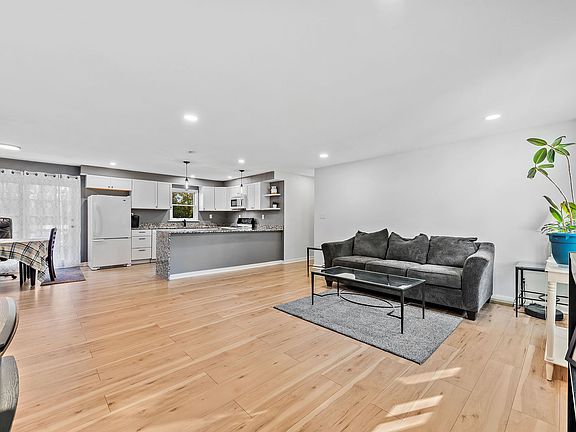 3rd image of 3819 E Lakeview Dr