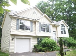 1576 Belgravia Dr, Tobyhanna, PA 18466