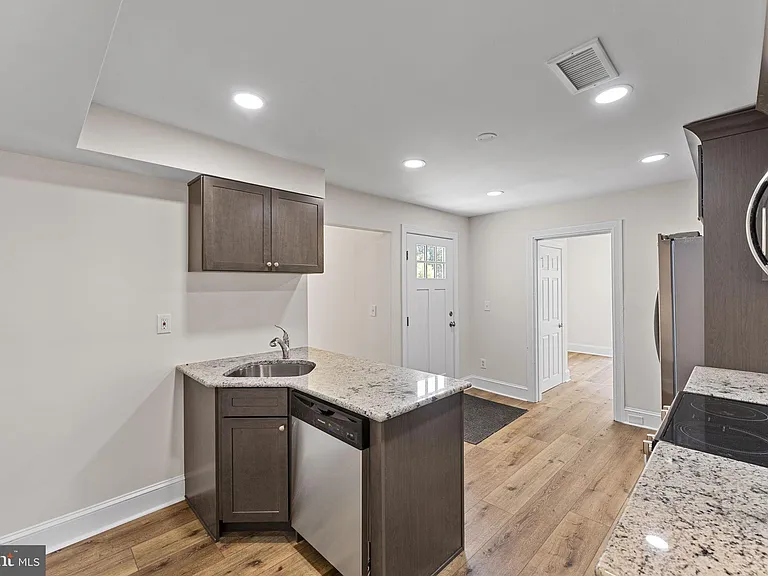 116 E King St — Photo 12