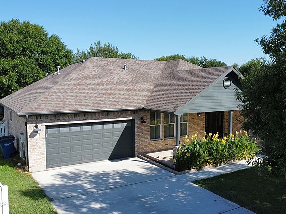 2nd image of 1415 Azalea Ln