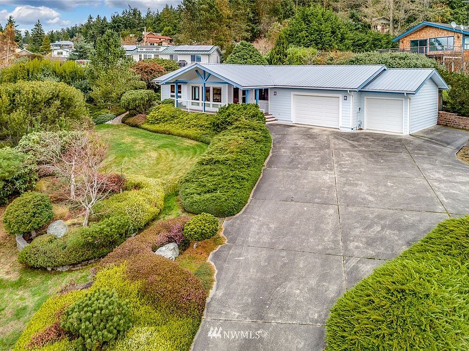 31 Dungeness Place is located in the beautiful Cape George Colony neighborhood just minutes from downtown Port Townsend. 