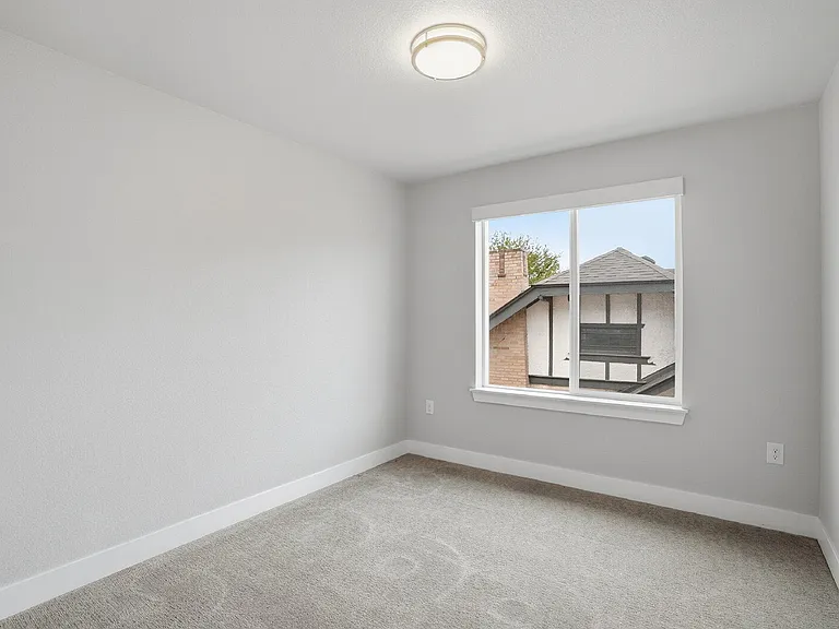 1518 N Newton St — Photo 31