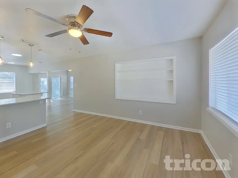 2413 Park St N — Photo 3