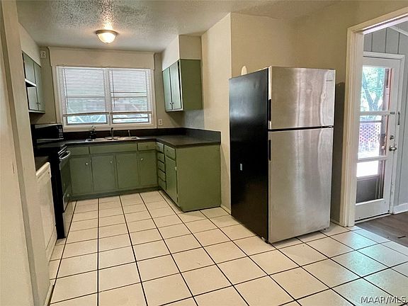3rd image of 1855 Sylvan Dr