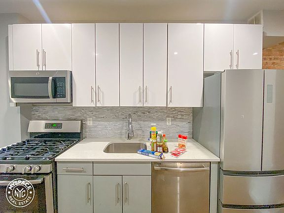 2nd image of 259 Linden St APT 1R