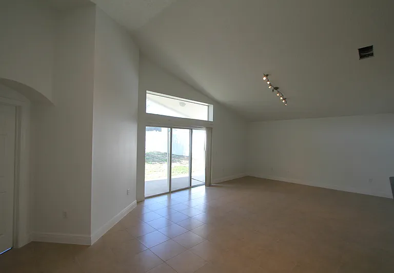 210 Garberia Dr — Photo 7