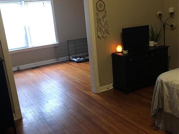 2nd image of 907 S Sarah St