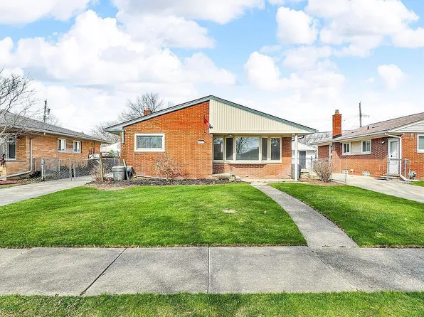 24513 Ursuline St, Saint Clair Shores, MI 48080