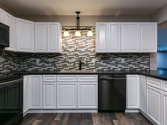 4th image of 63 Scotch Pine Ln