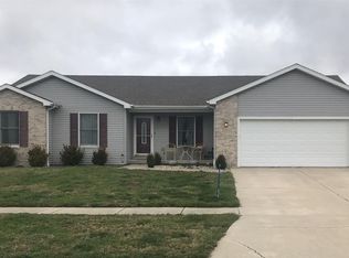 410 Bluestem Dr, Elkhart, IL 62634