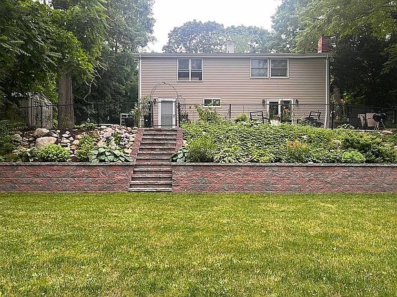 5th image of 35 Woodchuck Ln