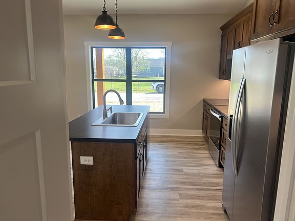 4th image of 401 Hawkins St
