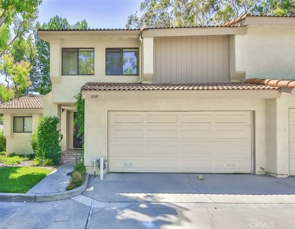 3 bed, 2.5 bath, 1372 sqft, $3,900 — Photo 1