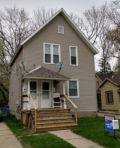 1st image of 407 Fernando St NE