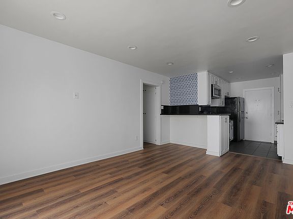 3rd image of 960 Larrabee St APT 218