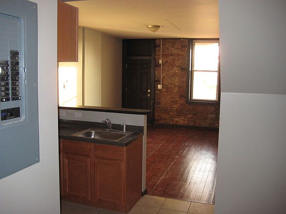 3rd image of 3912 Clayton Ave Floor 1