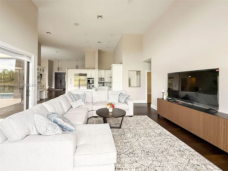 400 Alexandra Cir — Photo 16
