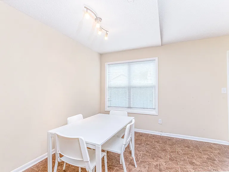 3864 Meadowbrook Ct — Photo 8