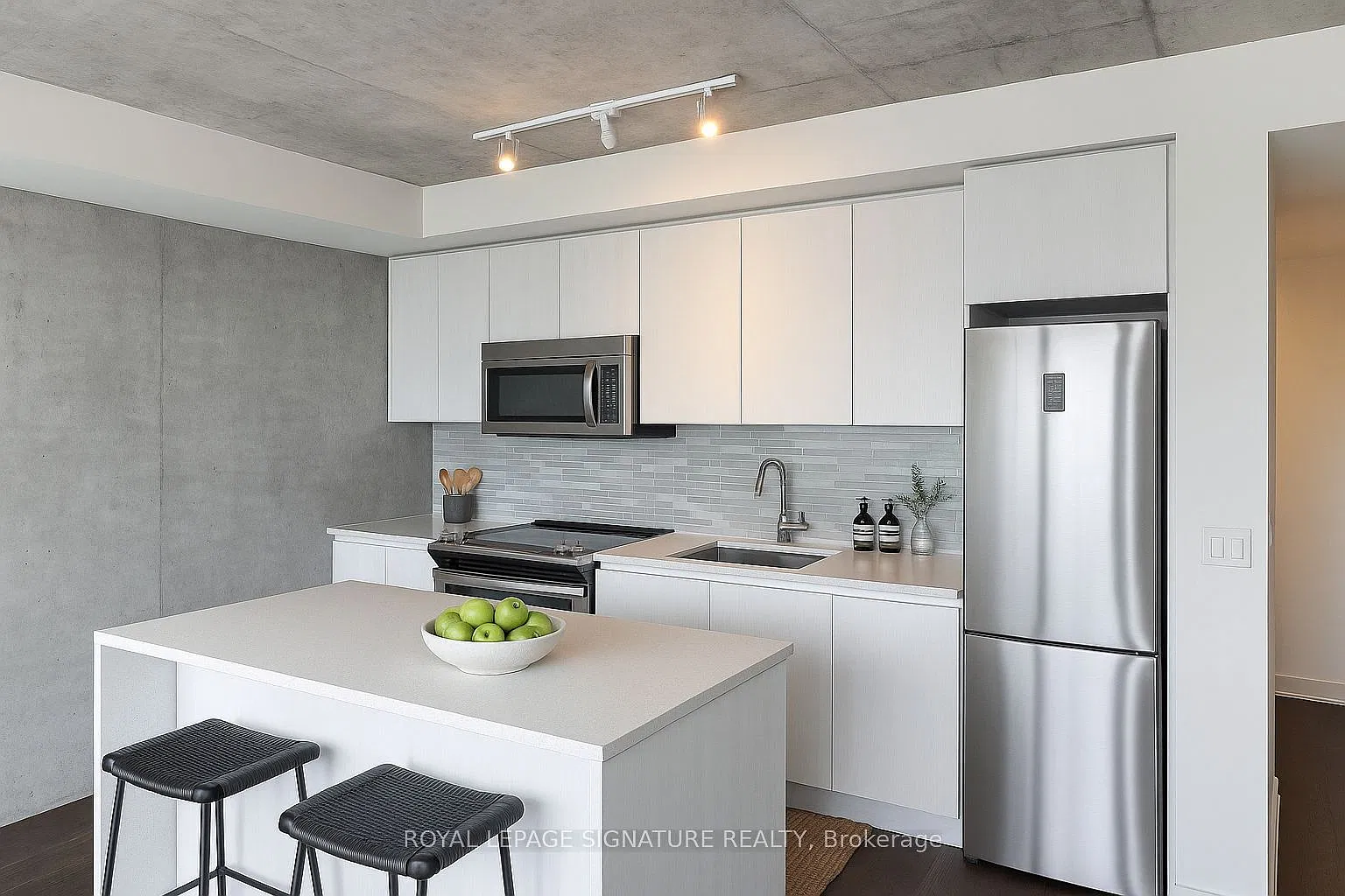 111 Bathurst St — Photo 3