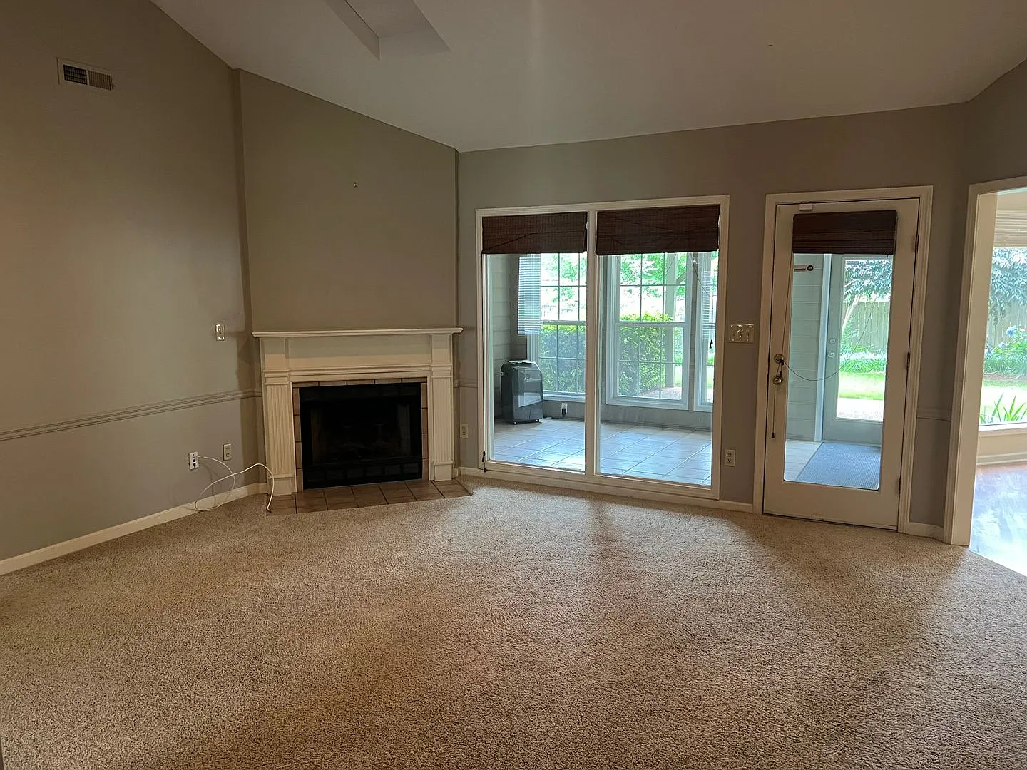 Nice 3 Bedroom 2 Bath Available Now! Schedule your Showing and Apply Today! — Photo 2
