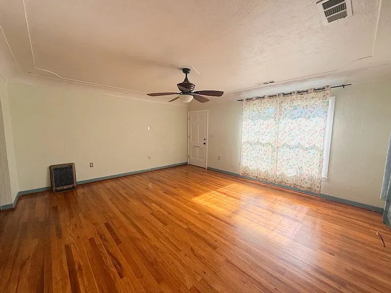 3021 Oleander Ave — Photo 4