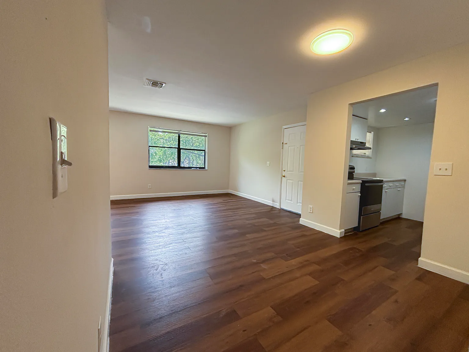3 bed, 2.0 bath, 3969 sqft, $2,275 — Photo 3