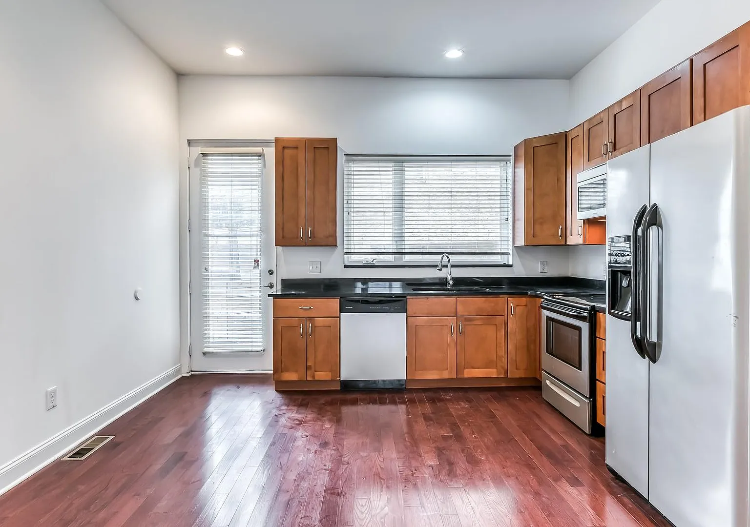 4 bed, 2.5 bath, 2000 sqft, $3,650 — Photo 3