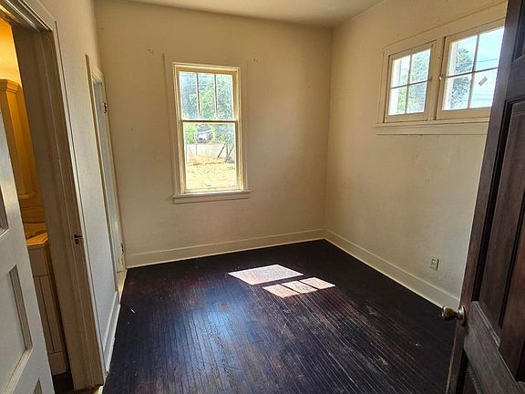 3rd image of 1634 E Heroy Ave