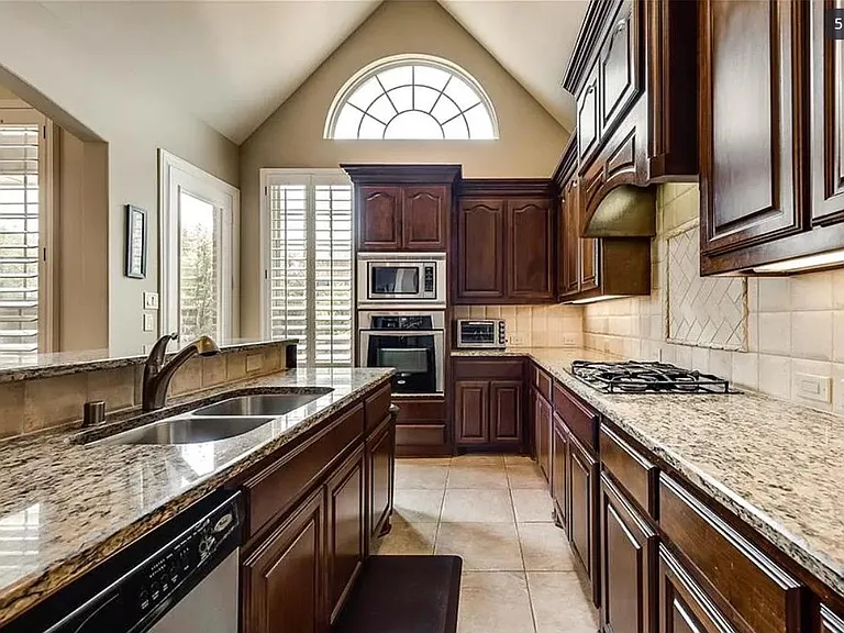 2501 Lady Viviane Ln — Photo 5