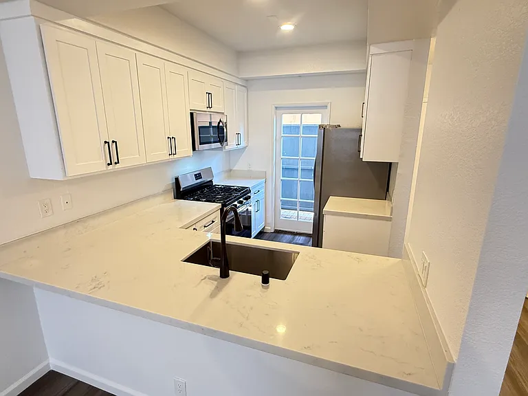 1026 N Croft Ave #103 — Photo 5