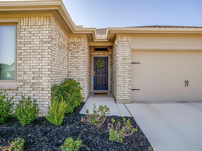 1448 Eagle Nest Dr — Photo 2