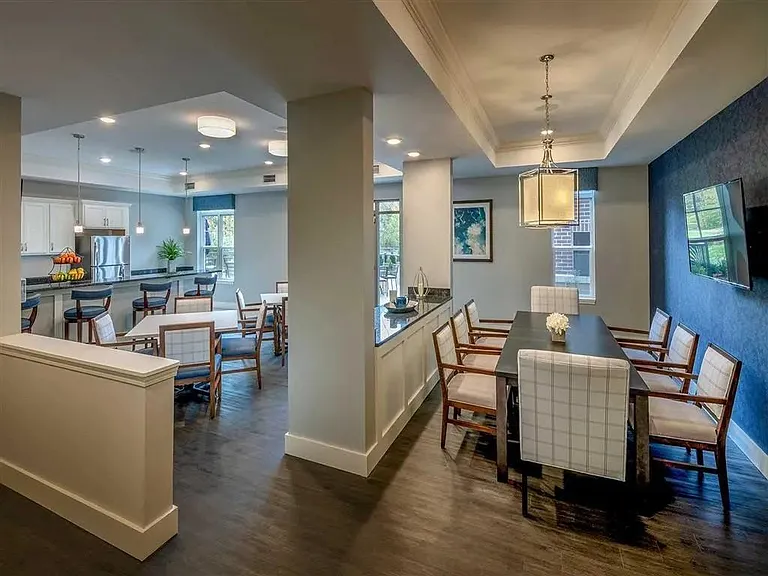 Oaks of Shorewood Apartments — Photo 14