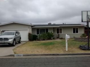 1253 Cinchona St, Vista, CA 92083