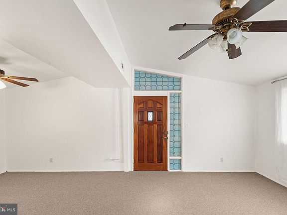 5th image of 208 Gloucester Dr