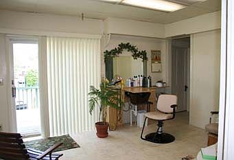 Former beauty shop in back