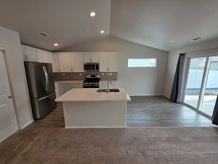 918 Cougars St — Photo 5