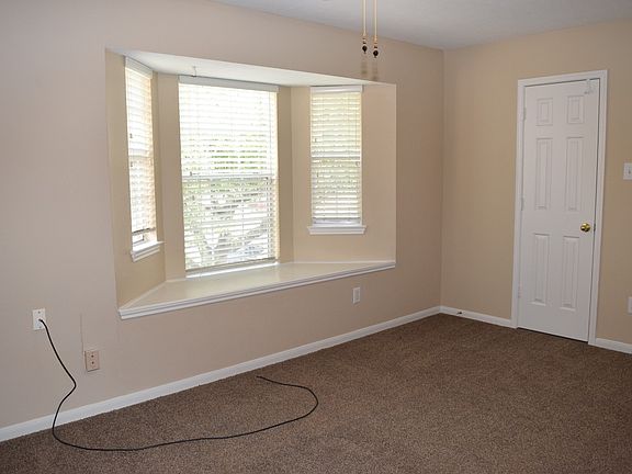 5th image of 635 Oak Glen Dr