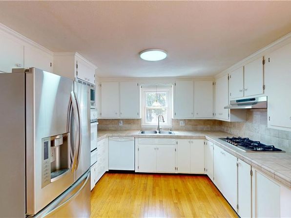 218 Douglas Rd, Warwick, RI 02886