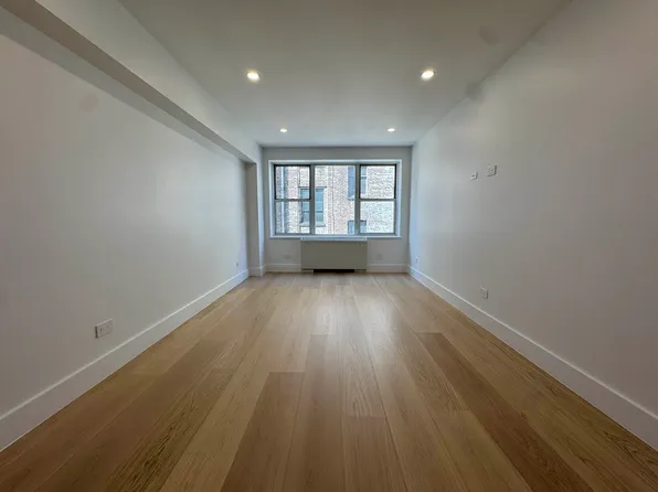 33 Greenwich Avenue image 1 of 5
